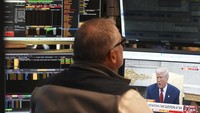 Di Amerika Serikat, Wall Street mengalami perdagangan yang volatil. Indeks Dow Jones dan S&P 500 ditutup melemah, melanjutkan tren negatif dari pekan sebelumnya. Triliunan dolar dilaporkan menguap dari valuasi pasar dalam beberapa sesi terakhir. (AP Photo/Seth Wenig)  