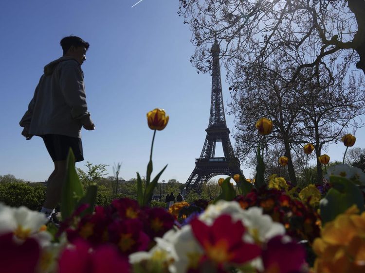 Cantiknya Bunga-bunga Bermekaran yang Dekat Menara Eiffel