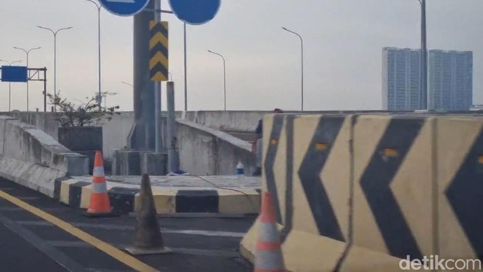 Celah menuju ujung Tol Krian-Gresik arah Manyar yang belum nyambung, yang jadi akses masuk BMW terjun bebas.