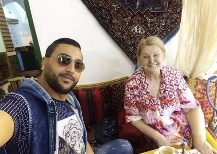 Christine Haycox (74 tahun) dan suaminya, Hamza Dridi (40 tahun)