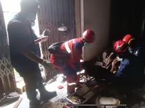 Damkarmat Makassar Evakuasi Lansia Tunawisma Terjebak di Ruko Kosong