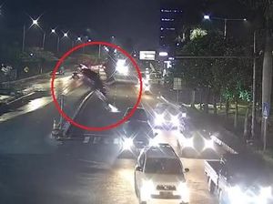 Video CCTV: Detik-detik BMW Melayang dari Tol Krian-Gresik