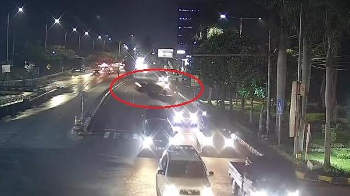 Detik-detik BMW terjun dari ujung tol Krian-Gresik belum jadi menghantam aspal di tengah kerumunan kendaraan.