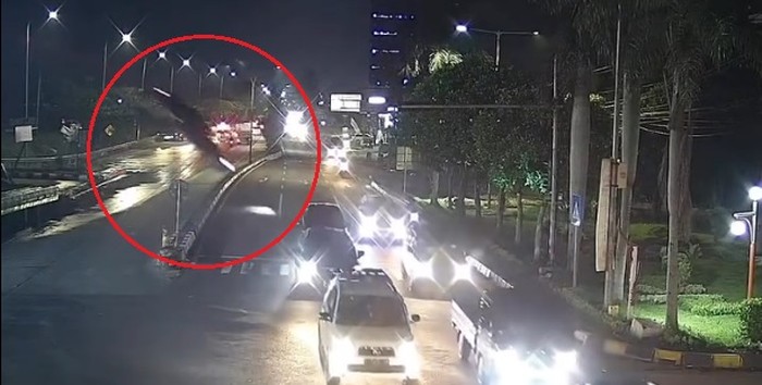 Detik-detik BMW terjun dari ujung tol Krian-Gresik belum jadi menghantam aspal di tengah kerumunan kendaraan.