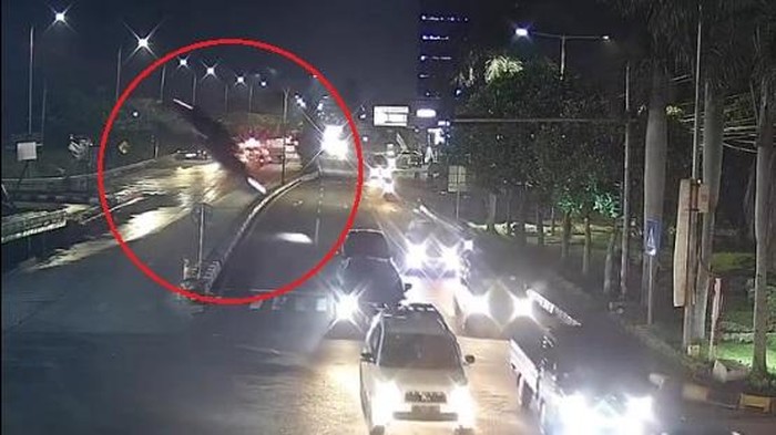 Detik-detik BMW terjun dari ujung tol Krian-Gresik belum jadi menghantam aspal di tengah kerumunan kendaraan.