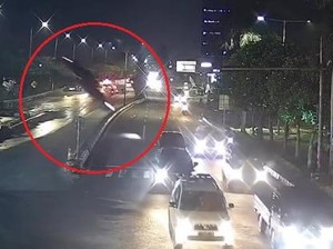 Momen Menegangkan BMW Terbang dari Tol Krian-Gresik Terekam CCTV