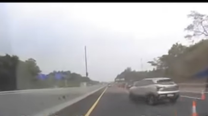 Detik-detik kecelakaan di tol gegara pemobil pindah jalur sembarangan saat situasi contraflow
