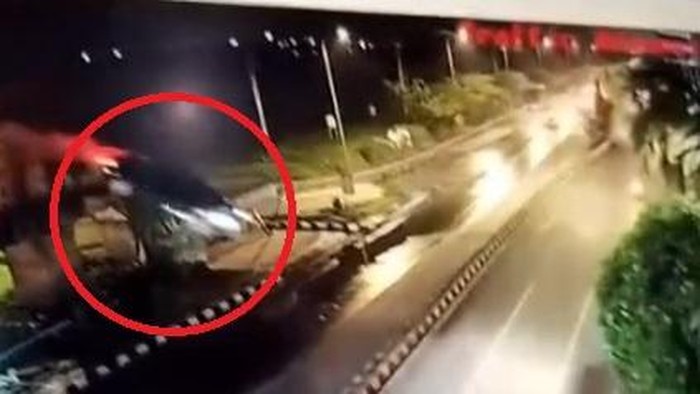 Detik-detik mobil BMW melayang dari Tol Krian-Gresik yang belum tersambung terekam CCTV.