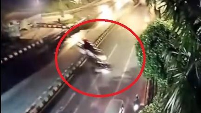 Detik-detik mobil BMW melayang dari Tol Krian-Gresik yang belum tersambung terekam CCTV.