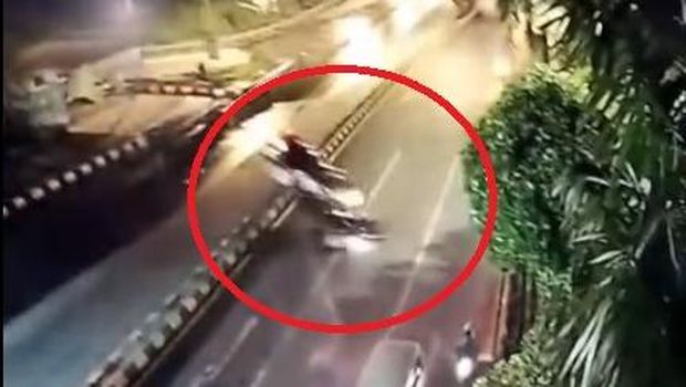 Detik-detik mobil BMW melayang dari Tol Krian-Gresik yang belum tersambung terekam CCTV.