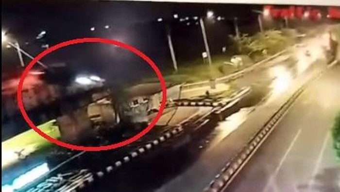 Detik-detik mobil BMW melayang dari Tol Krian-Gresik yang belum tersambung terekam CCTV.