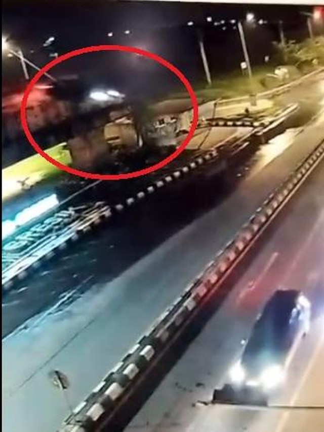 BMW Terjun dari Tol Kebomas Gresik