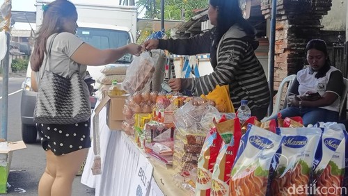 Disperindag Kota Denpasar menggelar pasar murah menjelang Hari Raya Galungan dan Kuningan di Balai Banjar Dajan Tangkluk Kesiman, Denpasar, Bali, Selasa (8/4/2025). (Foto: Ni Made Lastri Karsiani Putri/detikBali)