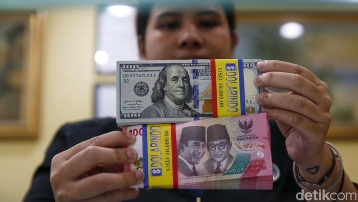 Pekerja menunjukkan mata uang dolar Amerika Serikat di penukaran uang Dollar Asia dan Dollar Indo, Jakarta. Hari ini, Selasa (8/4/2025), dolar AS cenderung menguat terhadap rupiah. Mata uang Negeri Paman Sam berada di level Rp 16.800-an.
