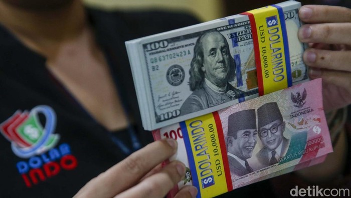 Pekerja menunjukkan mata uang dolar Amerika Serikat di penukaran uang Dollar Asia dan Dollar Indo, Jakarta. Hari ini, Selasa (8/4/2025), dolar AS cenderung menguat terhadap rupiah. Mata uang Negeri Paman Sam berada di level Rp 16.800-an.