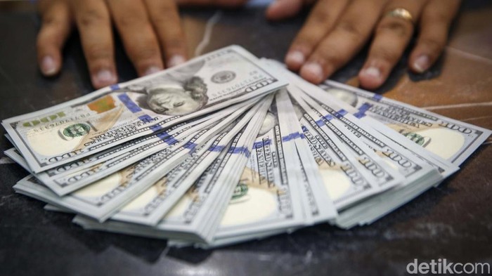 Pekerja menunjukkan mata uang dolar Amerika Serikat di penukaran uang Dollar Asia dan Dollar Indo, Jakarta. Hari ini, Selasa (8/4/2025), dolar AS cenderung menguat terhadap rupiah. Mata uang Negeri Paman Sam berada di level Rp 16.800-an.