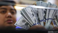 Dikutip dari website PT Bank Central Asia Tbk atau BCA, harga jual dolar AS kini Rp 17.050 untuk layanan konter. Sementara untuk harga belinya ditetapkan Rp 16.745. Untuk e-rate, dolar AS di BCA dijual seharga Rp 16.940 dan harga belinya Rp 16.850.  