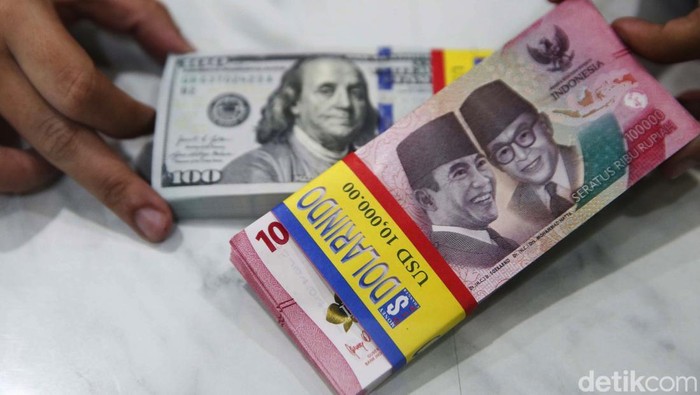 Dolar AS Kian Perkasa Pekerja menunjukkan mata uang dolar Amerika Serikat di penukaran uang Dollar Asia dan Dollar Indo, Jakarta. Hari ini, Selasa (8/4/2025), dolar AS cenderung menguat terhadap rupiah. Mata uang Negeri Paman Sam berada di level Rp 16.800-an.
