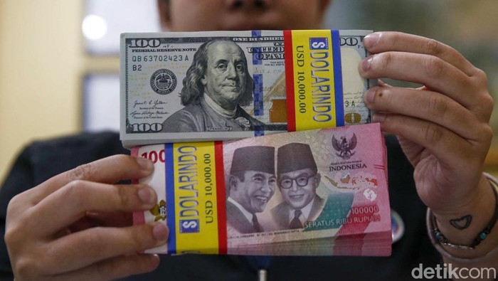 Pekerja menunjukkan mata uang dolar Amerika Serikat di penukaran uang Dollar Asia dan Dollar Indo, Jakarta. Hari ini, Selasa (8/4/2025), dolar AS cenderung menguat terhadap rupiah. Mata uang Negeri Paman Sam berada di level Rp 16.800-an.