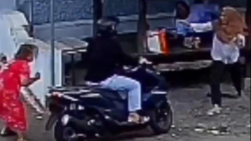 Emak-emak di Kelurahan Dasan Agung, Kecamatan Selaparang, Mataram, mengadang dan nyaris menggagalkan aksi penjambretan. (Tangkapan layar video viral)