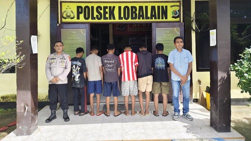 Enam pengeroyok pria di Dusun I Oeteas, Desa Helebeik, Kecamatan Lobalain, Rote Ndao, NTT, saat diamankan polisi. (Dok. Polsek Lobalain)
