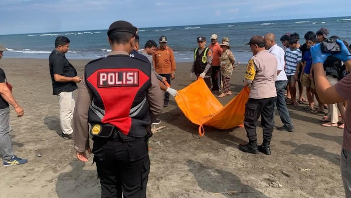 Petugas mengevakuasi kerangka manusia di pesisir Pantai Perancak, Desa Perancak, Kecamatan Jembrana, Kabupaten Jembrana, Selasa (8/4/2025).