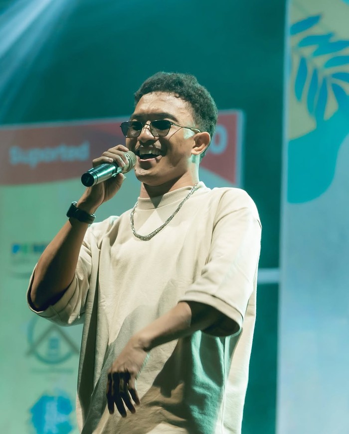 Faris Adam Faris Adam, penyanyi lagu Stecu Stecu yang viral di media sosial.