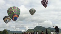 Kreasi balon udara yang terbuat dari kertas minyak ini selanjutnya dibawa ke lapangan untuk diterbangkan secara bersama-sama. Sebelum diterbangkan, masing masing balon diikat menggunakan tali panjang sebagai navigator agar tidak terbang bebas.