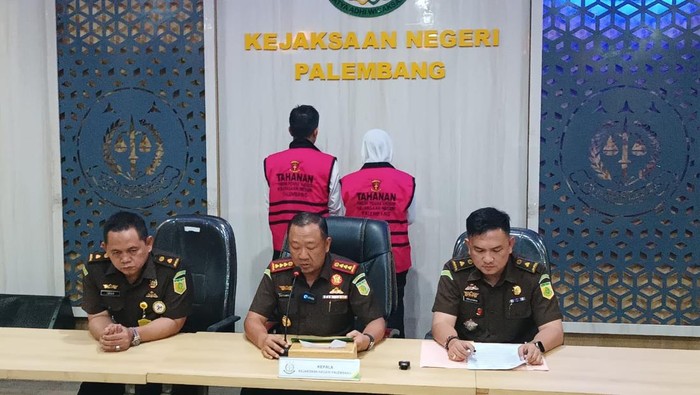 Fitrianti Agustinda dan suami ditetapkan tersangka kasus dugaan korupsi di PMI Palembang.