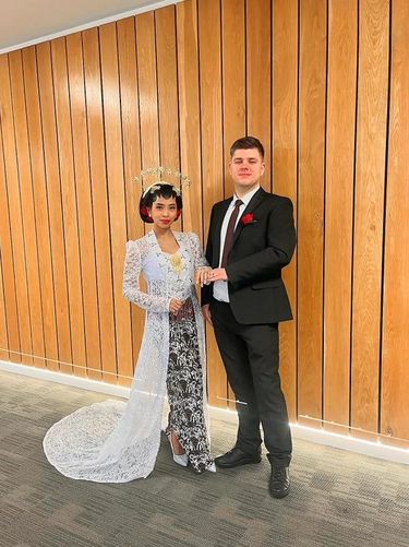 Foto pernikahan Haldila Wijaya Novem dan Vilius Milasius yang menggelar acara di London.