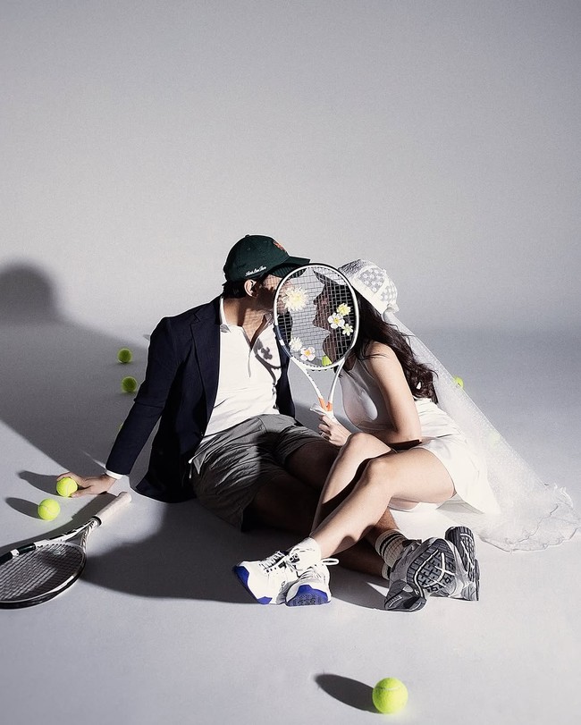 Pevita dan Mirzan bergaya sporty chic dalam foto preweddding mereka. Pevita mengenakan dress tenis putih, topi yang dilengkapi dengan veil. Sedangkan Mirzan Meer memakai celana pendek, kaus berkerah dan blazer. Foto: Dok. Instagram @pevpearce