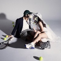 Pevita dan Mirzan bergaya sporty chic dalam foto preweddding mereka. Pevita mengenakan dress tenis putih, topi yang dilengkapi dengan veil. Sedangkan Mirzan Meer memakai celana pendek, kaus berkerah dan blazer. Foto: Dok. Instagram @pevpearce