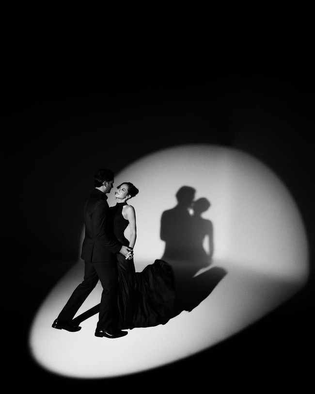 Selain bergaya sporty, ada juga penampilan elegan Pevita Pearce dalam gaun hitam di foto preweddingnya. Foto: Dok. Instagram @pevpearce