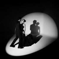 Selain bergaya sporty, ada juga penampilan elegan Pevita Pearce dalam gaun hitam di foto preweddingnya. Foto: Dok. Instagram @pevpearce