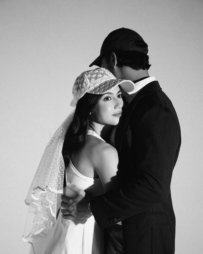 Pevita Pearce baru mengungkap foto-foto preweddingnya enam bulan setelah pernikahannya. Bintang film Tenggelamnya Kapal Van der Wijck memamerkan foto prewedding hitam putih dalam unggahan di Instagramnya. Foto: Dok. Instagram @pevpearce