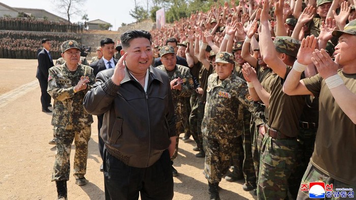 Gaya Kim Jong Un Kunjungi Pangkalan Latihan Militer Korut North Korean leader Kim Jong Un visits a military training base, in North Korea, in this handout picture released on April 5, 2025, by the Korean Central News Agency. KCNA via REUTERS ATTENTION EDITORS - THIS IMAGE WAS PROVIDED BY A THIRD PARTY. REUTERS IS UNABLE TO INDEPENDENTLY VERIFY THIS IMAGE. NO THIRD PARTY SALES. SOUTH KOREA OUT. NO COMMERCIAL OR EDITORIAL SALES IN SOUTH KOREA.
