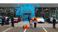 Protes terhadap Musk dan Tesla sebenarnya lebih banyak yang berlangsung damai. Namun pada beberapa kasus muncul aksi perusakan, baik pada mobil Tesla maupun pada dealer-dealer kendaraan listrik tersebut. REUTERS/Christian Mang
