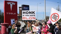Para pengunjuk rasa yang menentang miliarder Elon Musk berkumpul di luar dealer Tesla di Acton, London, Inggris. Aksi boikot Tesla ini telah meluas dari AS hingga ke Eropa, aksi ini ditengarai beberapa faktor. Salah satunya, banyak yang mengkritik aksi pemangkasan besar-besaran di pemerintahan federal yang dilakukan Lembaga Efisiensi Pemerintah (DOGE) di bawah kepemimpinan Musk. REUTERS/Jaimi Joy