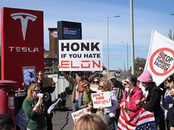 Hari Sial Elon Musk datang Bertubi-tubi, Protes Tesla dan Doge Termasuk