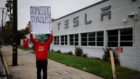 Masuknya Musk dalam lingkaran pemerintah kemudian memicu gelombang protes dan boikot terhadap mobil-mobil Tesla. REUTERS/Daniel Cole