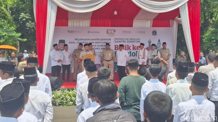 Gubernur DKI Jakarta lepas santri Gontor di Monas. (Brigitta/detikcom)