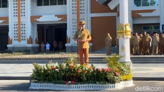 Gubernur NTB Lalu Muhamad Iqbal saat memimpin upacara perdana pasca libur Lebaran Idul Fitri 2025, Selasa (8/4/2025). (Ahmad Viqi/detikBali)