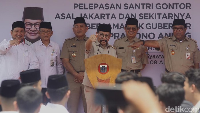 Gubernur Pramono Lepas Arus Balik Santri Gontor Gubernur Jakarta Pramono Anung melepas santri Pondok Pesantren Gontor Darussalam di Lapangan Monas, Jakarta. Ini momennya.