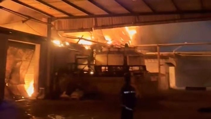 Penampakan gudang di Jalan Tanjungsari Surabaya terbakar