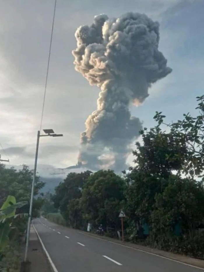 An explosive eruption occurs at the summit vent of Mount Kanlaon, as seen from Bago City, Negros Occidental province, Philippines on Tuesday April 8, 2025. (AP Photo/Chona Aplaon)