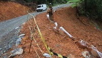 Terdapat puluhan titik longsor di jalan utama yang menghubungkan Kabupaten Aceh Tengah dan Kabupaten Nagan Raya akibat tingginya intensitas hujan dan dapat membahayakan keselamatan pengguna jalan terutama pada malam hari.