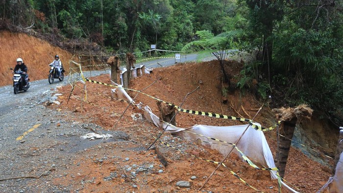 Hati-hati Ada Longsor di Jalur Lintas Tengah Aceh Pengendara melewati badan jalan lintas tengah penghubung Kabupaten Nagan Raya dan Kabupaten Aceh Tengah yang longsor di kawasan gunung singgah mata Kabupaten Nagan Raya, Aceh, Senin (7/4/2025). Terdapat puluhan titik longsor di jalan utama yang menghubungkan Kabupaten Aceh Tengah dan Kabupaten Nagan Raya akibat tingginya intensitas hujan dan dapat membahayakan keselamatan pengguna jalan terutama pada malam hari. ANTARA FOTO/Syifa Yulinnas/YU