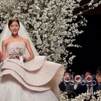 Hyomin yang menikah di hotel mewah Shilla memamerkan momen hari bahagianya yang direncanakan sendiri oleh sang idol KPop. Dalam postingan di media sosial terungkap bahwa ia mengenakan dua baju pengantin. Foto: Instagram@leesiyoung38