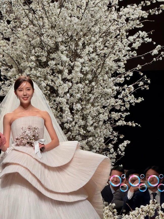 Hyomin yang menikah di hotel mewah Shilla memamerkan momen hari bahagianya yang direncanakan sendiri oleh sang idol KPop. Dalam postingan di media sosial terungkap bahwa ia mengenakan dua baju pengantin. Foto: Instagram@leesiyoung38