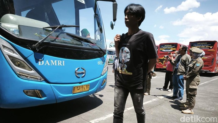 Ilustrasi pendatang di Terminal Cicaheum Kota Bandung